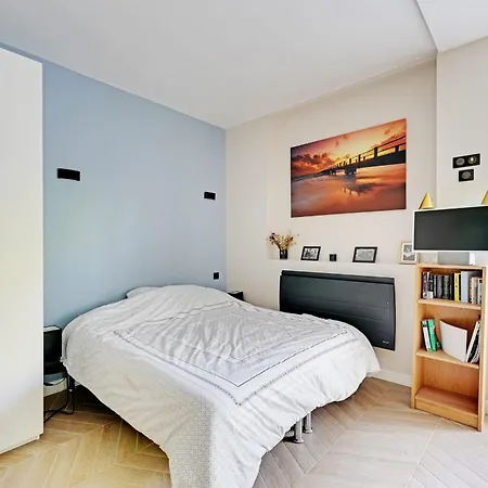 Bright And Quiet In Apartment Paris