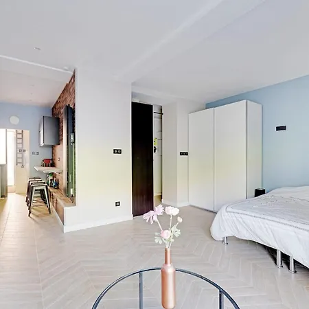 Bright And Quiet In Apartment *