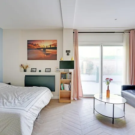 Lägenhet Bright And Quiet In *